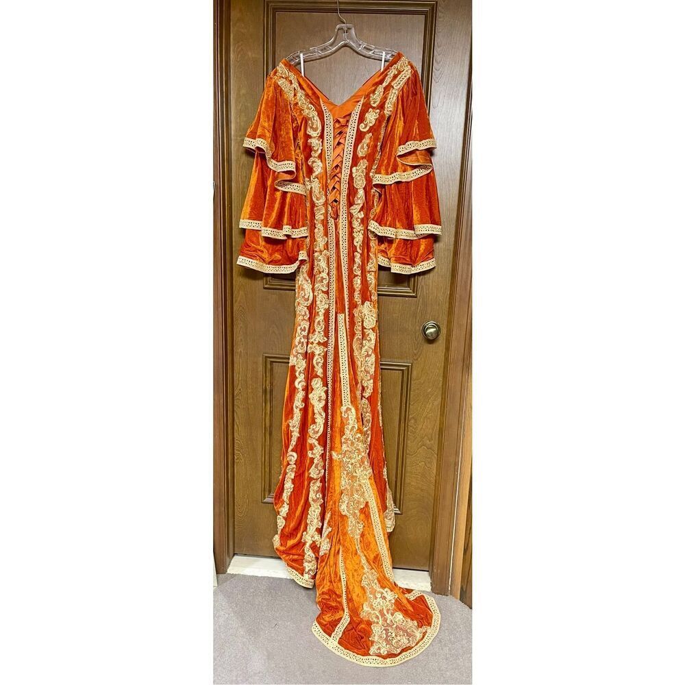 Fabulous Couture gown - Picture 2 of 3